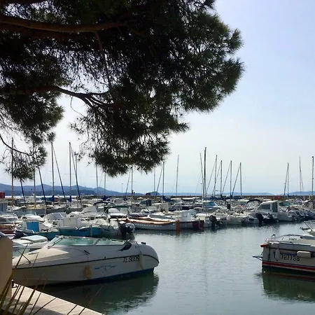 De Au Calme Proche De La Villa *